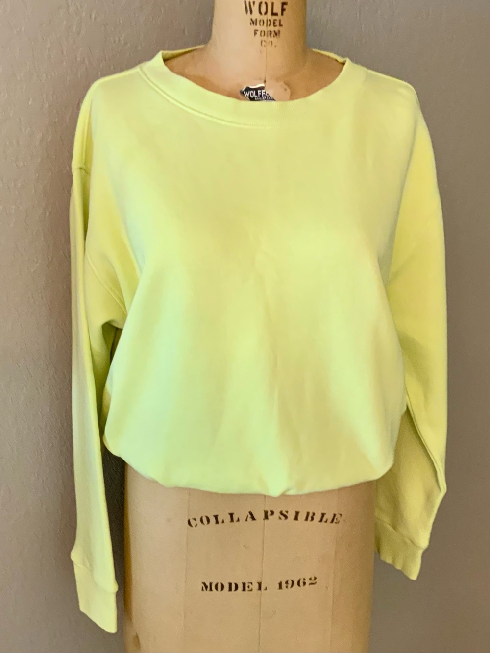 Universal Thread Lemon Lime Yellow Cropped Crewneck Sweatshirt, size Medium
